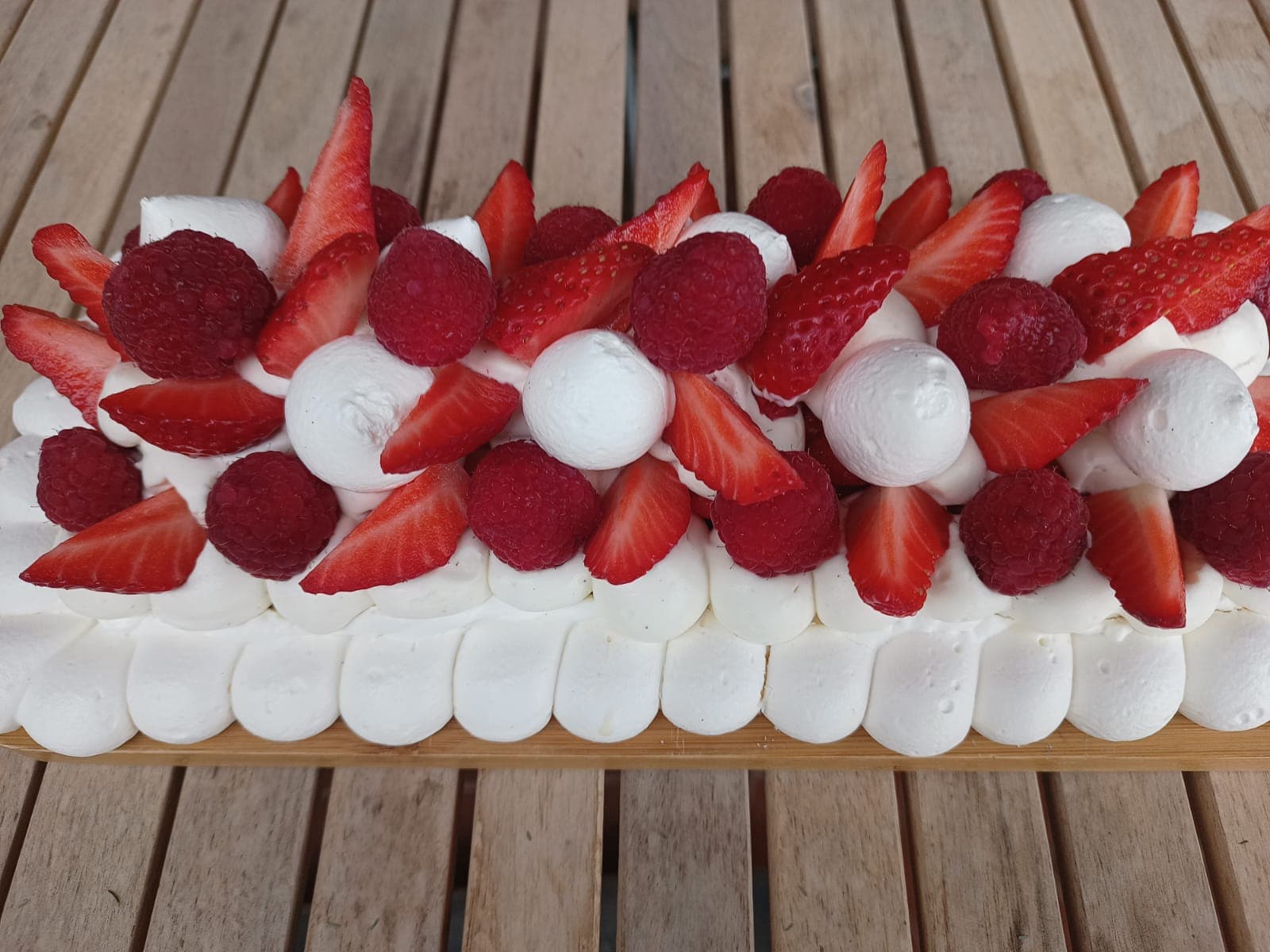 Pavlova servie avec fruits